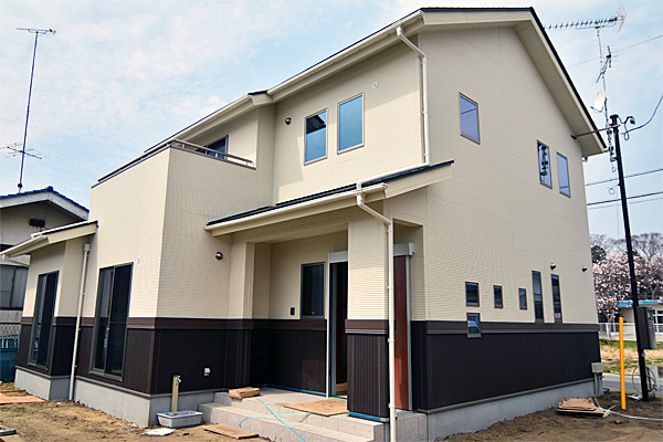 広い玄関土間収納を設けた木の床が温かみを生み出す二世帯住宅 いわき市の高気密 高断熱の注文住宅 二世帯住宅 の間取り 土地探し 新築なら福島県のすまい倶楽部 広い玄関土間収納を設けた木の床が温かみを生み出す二世帯住宅 いわき市の高気密 高断熱の注文住宅 二世帯住宅 の間取り 土地探し 新築なら福島県のすまい倶楽部