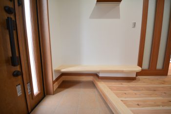 玄関前のベンチ