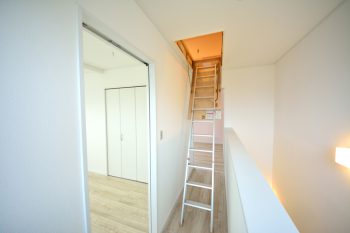 小屋裏収納への階段